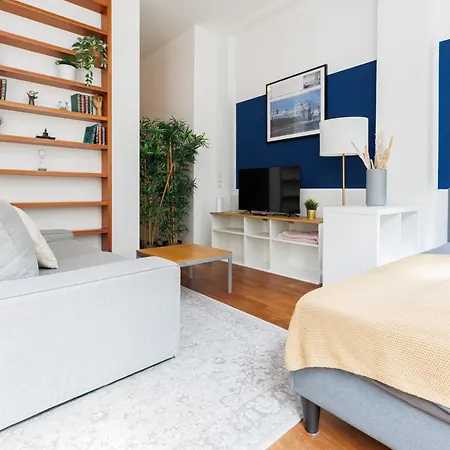 Fullhouse - - M14 - Balcony - Smarttv